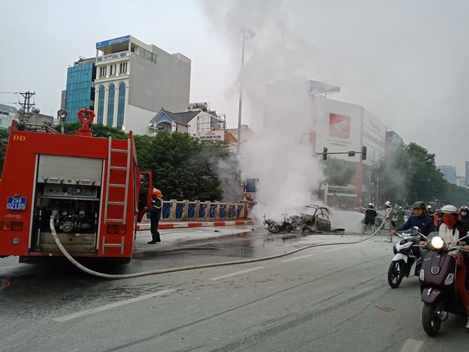 Giao thông Hà Nội tắc nghẽn sau vụ xe Mercedes cháy rụi - ảnh 2