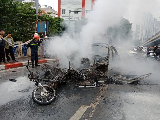 Giao thông Hà Nội tắc nghẽn sau vụ xe Mercedes cháy rụi - ảnh 4