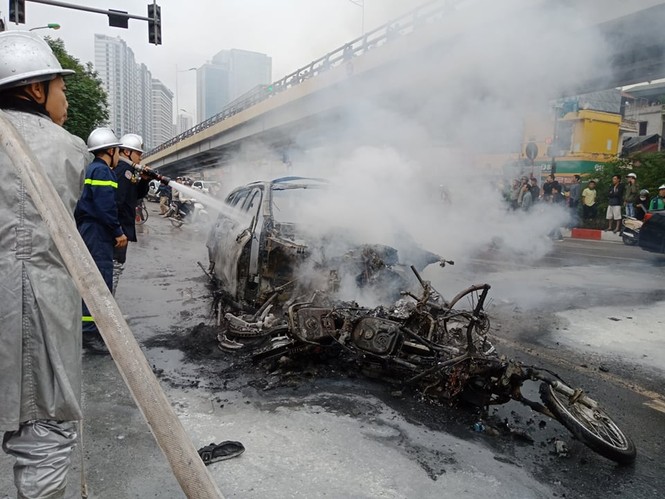 Giao thông Hà Nội tắc nghẽn sau vụ xe Mercedes cháy rụi - ảnh 5