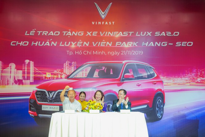 VinFast tặng xe Lux SA2.0 phiên bản cao cấp cho HLV Park Hang-seo - ảnh 2