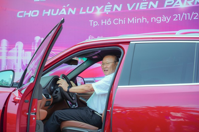 VinFast tặng xe Lux SA2.0 phiên bản cao cấp cho HLV Park Hang-seo - ảnh 4