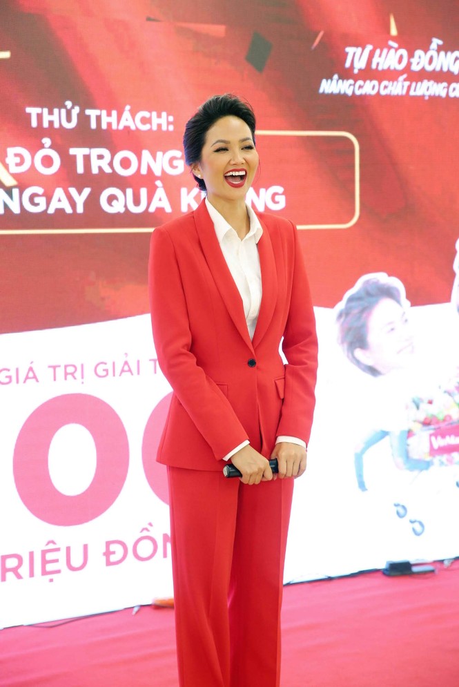 Hoa hậu H’Hen Niê 'đọ' chiều cao cùng Xuân Bắc - ảnh 1