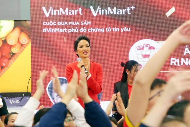 Hoa hậu H’Hen Niê 'đọ' chiều cao cùng Xuân Bắc - ảnh 6
