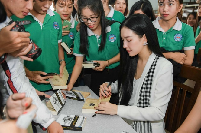 Hoa hậu Tiểu Vy: Tri thức là chiếc vương miện quý bền vững - ảnh 3