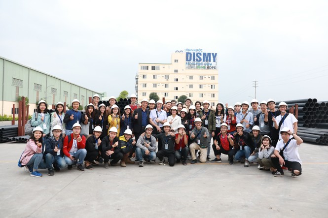 Sinh viên trường ĐH Xây dựng thăm quan thực tế Nhà máy sản xuất ống nhựa Dismy - ảnh 1