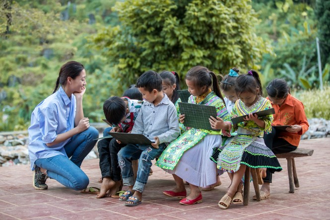 Hoa hậu Lương Thùy Linh 'mua vé' về tuổi thơ cùng trẻ em Lũng Lìu, Lũng Lạ - ảnh 5