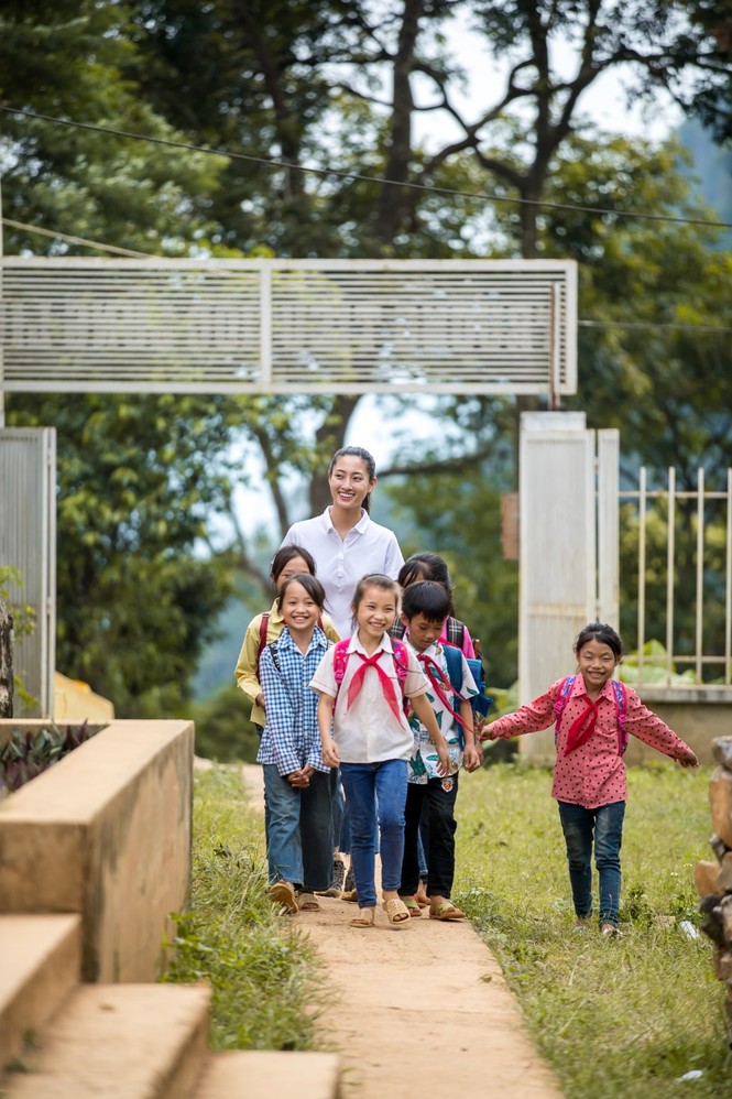 Hoa hậu Lương Thùy Linh 'mua vé' về tuổi thơ cùng trẻ em Lũng Lìu, Lũng Lạ - ảnh 7