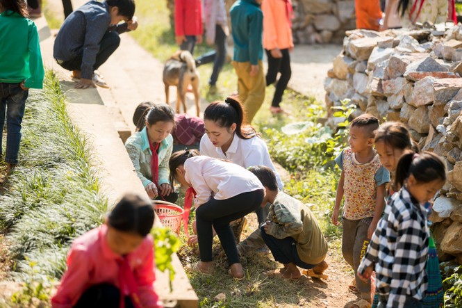 Hoa hậu Lương Thùy Linh 'mua vé' về tuổi thơ cùng trẻ em Lũng Lìu, Lũng Lạ - ảnh 8