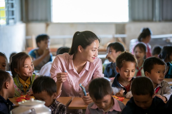 Hoa hậu Lương Thùy Linh 'mua vé' về tuổi thơ cùng trẻ em Lũng Lìu, Lũng Lạ - ảnh 9