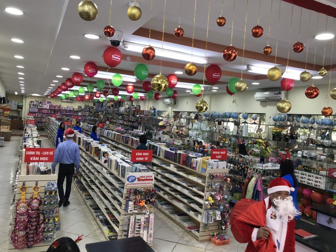 Ông già Noel giao quà miễn phí cùng ngàn quà tặng tại Nhà sách Tiền Phong - ảnh 2