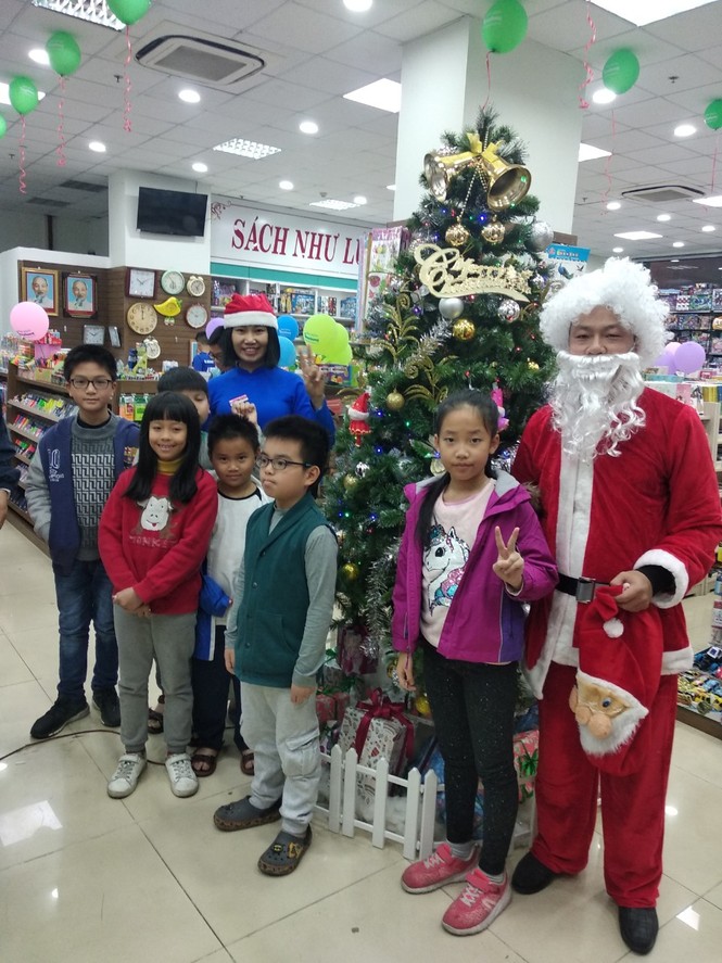 Ông già Noel giao quà miễn phí cùng ngàn quà tặng tại Nhà sách Tiền Phong - ảnh 3