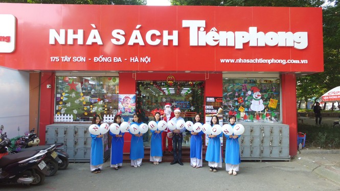 Ông già Noel giao quà miễn phí cùng ngàn quà tặng tại Nhà sách Tiền Phong - ảnh 4
