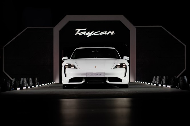 Thanh Hằng, Trọng Hiếu tham dự buổi ra mắt dòng xe thuần điện Porsche Taycan - ảnh 4