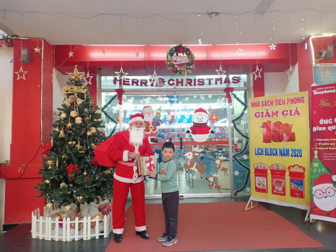 Ông già Noel giao quà miễn phí cùng ngàn quà tặng tại Nhà sách Tiền Phong - ảnh 1