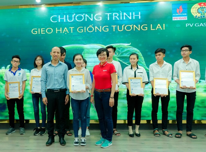 KCM trao học bổng cho sinh viên trong chương trình 'Gieo hạt giống tương lai' - ảnh 2