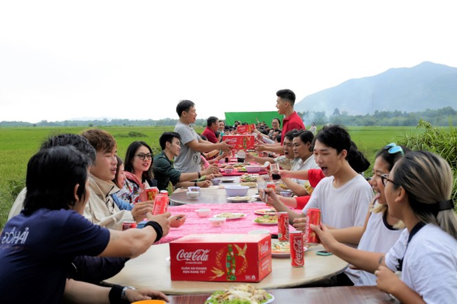 Từ thử thách ‘ảo’ đến kết nối đời thật, tết của mọi nhà có bao giờ xôm như thế? - ảnh 1