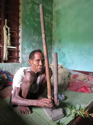 Cuộc sống săn bắt, hái lượm như người nguyên thủy ở bộ tộc kỳ lạ nhất Việt Nam - ảnh 1