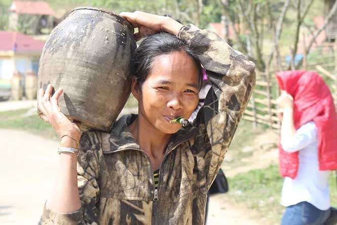 Cuộc sống săn bắt, hái lượm như người nguyên thủy ở bộ tộc kỳ lạ nhất Việt Nam - ảnh 4