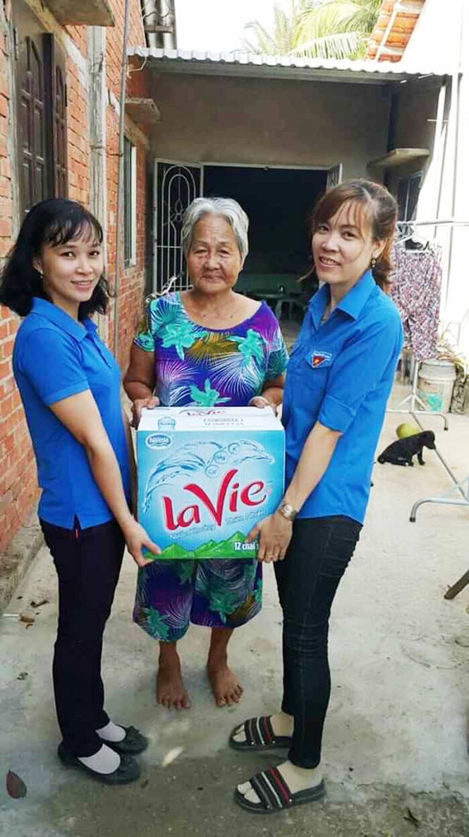 Hỗ trợ nước khoáng đóng chai cho các hộ vùng hạn mặn ở ĐBSCL - ảnh 1