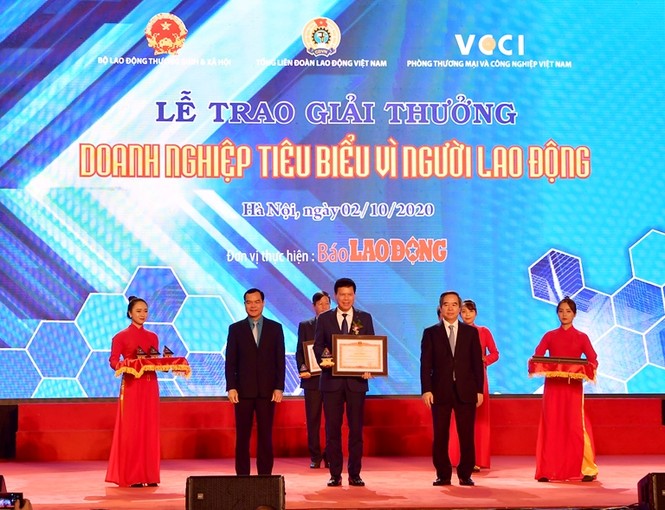Vietcombank vinh dự nhận bằng khen Bằng khen “Doanh nghiệp tiêu biểu vì người lao động” - ảnh 1