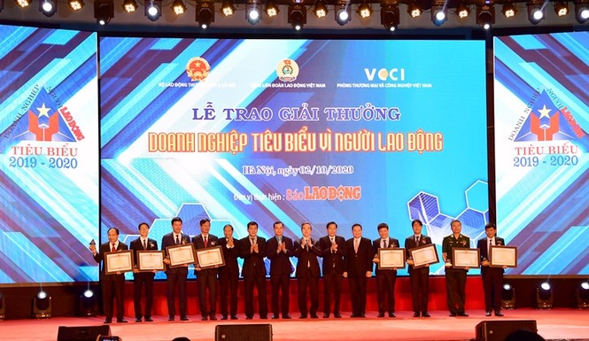 Vietcombank vinh dự nhận bằng khen Bằng khen “Doanh nghiệp tiêu biểu vì người lao động” - ảnh 2