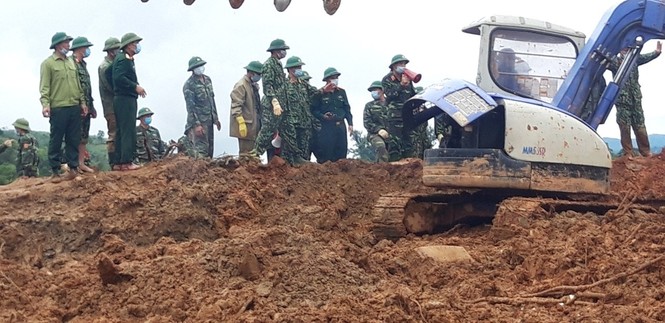 22 chiến sĩ bị vùi lấp: Bóc từng thớ đất tìm kiếm đồng đội - ảnh 1