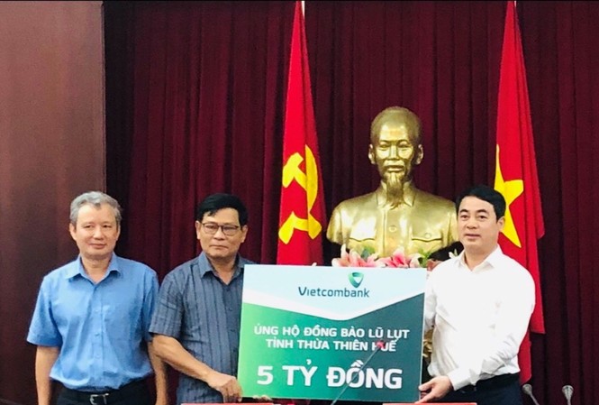 Vietcombank ủng hộ 11 tỷ đồng, chung tay cùng cán bộ, chiến sỹ và đồng bào miền Trung - ảnh 1
