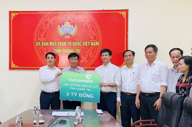 Vietcombank ủng hộ 11 tỷ đồng, chung tay cùng cán bộ, chiến sỹ và đồng bào miền Trung - ảnh 2