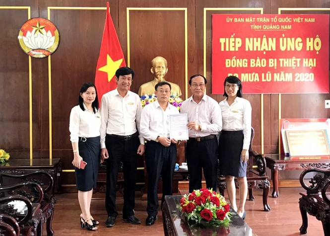 Ấm áp tình người Bưu điện trong bão lũ - ảnh 1