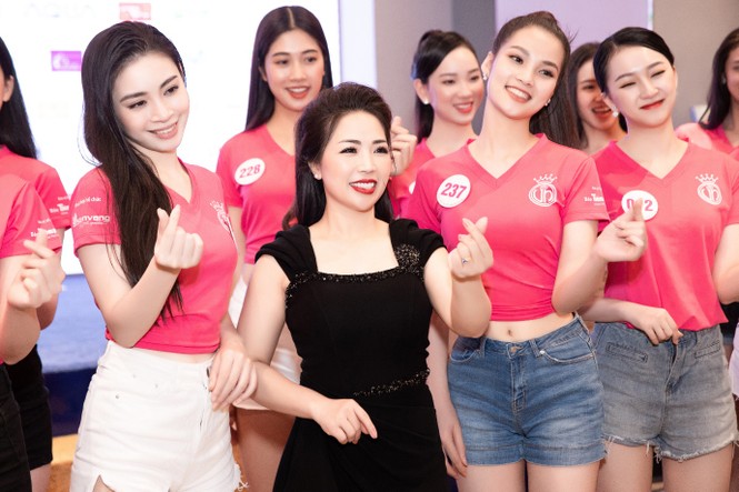 Thí sinh Hoa Hậu Việt Nam 2020 chuẩn phong thái hoàng gia cùng chuyên gia Khuất Ánh Tuyết - ảnh 1