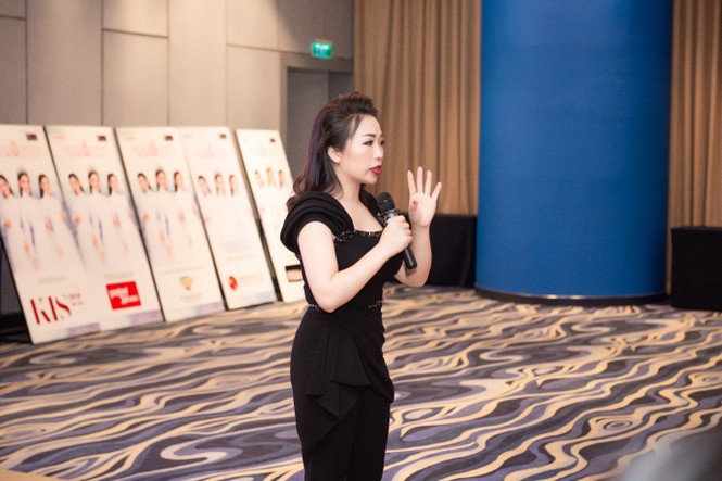 Thí sinh Hoa Hậu Việt Nam 2020 chuẩn phong thái hoàng gia cùng chuyên gia Khuất Ánh Tuyết - ảnh 4