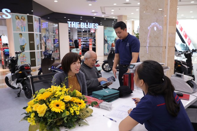 VinFast đồng loạt khai trương 21 showroom ô tô và xe máy điện - ảnh 3