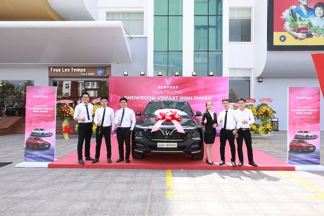 VinFast đồng loạt khai trương 21 showroom ô tô và xe máy điện - ảnh 4