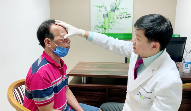 Cứu sống đôi mắt bị vùi lấp vì khối u chảy xệ đỏ tươi - ảnh 2