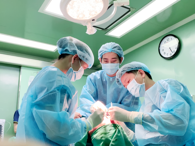 Cứu sống đôi mắt bị vùi lấp vì khối u chảy xệ đỏ tươi - ảnh 4