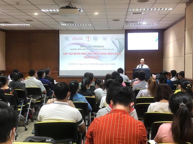 Tập phục hồi chức năng sau đột quỵ: Xuất viện, đa số bệnh nhân phải tự “bươn chải” - ảnh 1
