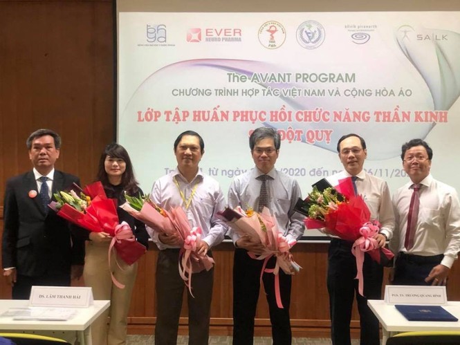 Tập phục hồi chức năng sau đột quỵ: Xuất viện, đa số bệnh nhân phải tự “bươn chải” - ảnh 2