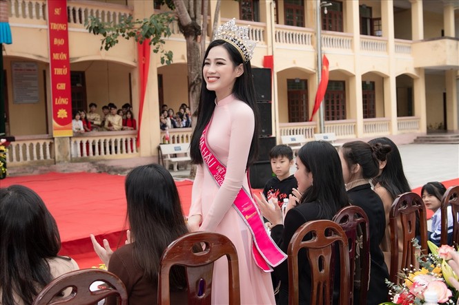 Hình ảnh đẹp của Đỗ Thị Hà và các Hoa hậu Việt Nam khi về thăm trường cũ - ảnh 2