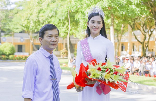 Hình ảnh đẹp của Đỗ Thị Hà và các Hoa hậu Việt Nam khi về thăm trường cũ - ảnh 4