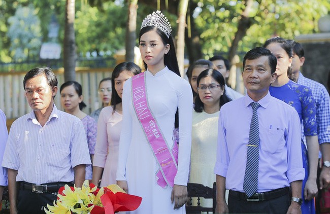 Hình ảnh đẹp của Đỗ Thị Hà và các Hoa hậu Việt Nam khi về thăm trường cũ - ảnh 5