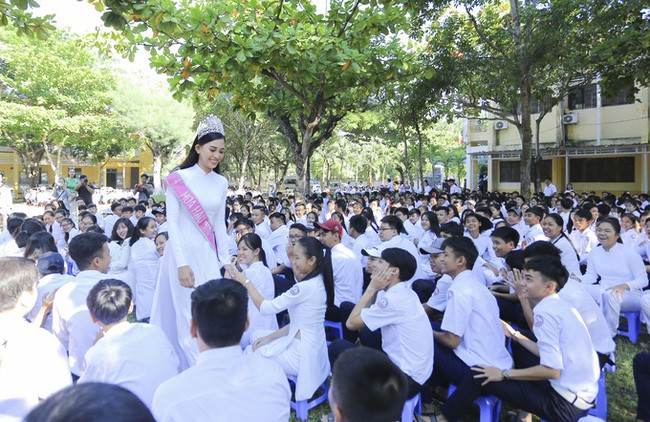 Hình ảnh đẹp của Đỗ Thị Hà và các Hoa hậu Việt Nam khi về thăm trường cũ - ảnh 6