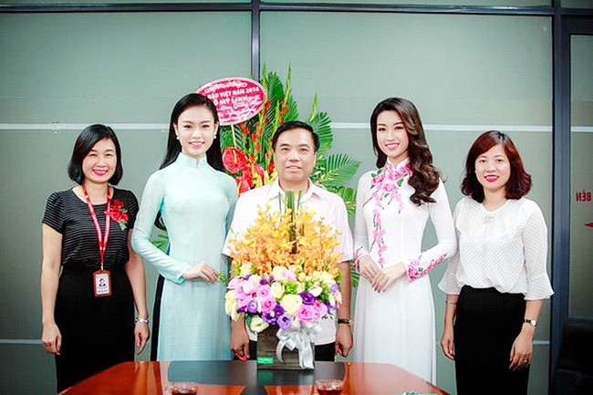 Hình ảnh đẹp của Đỗ Thị Hà và các Hoa hậu Việt Nam khi về thăm trường cũ - ảnh 7