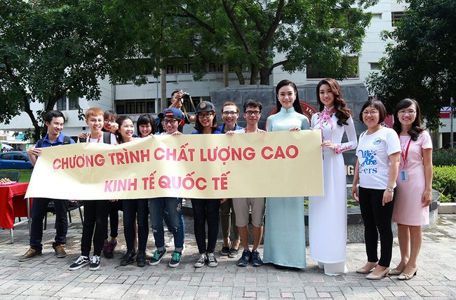 Hình ảnh đẹp của Đỗ Thị Hà và các Hoa hậu Việt Nam khi về thăm trường cũ - ảnh 9