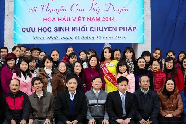 Hình ảnh đẹp của Đỗ Thị Hà và các Hoa hậu Việt Nam khi về thăm trường cũ - ảnh 10