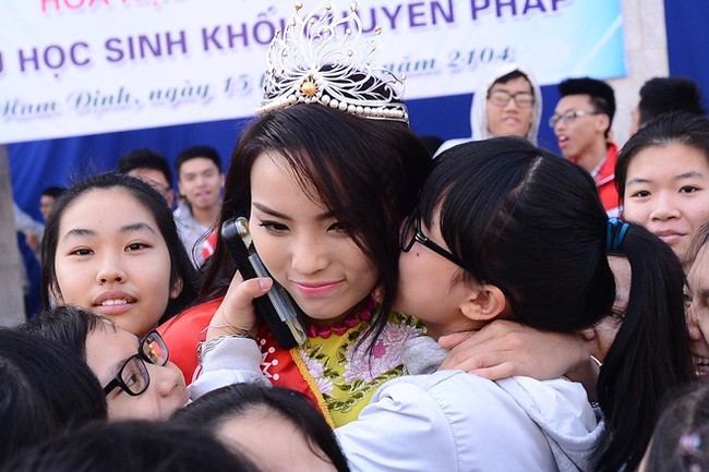 Hình ảnh đẹp của Đỗ Thị Hà và các Hoa hậu Việt Nam khi về thăm trường cũ - ảnh 11