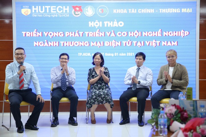 Sinh viên Thương mại điện tử HUTECH tham gia tọa đàm với doanh nghiệp từ năm nhất - ảnh 1