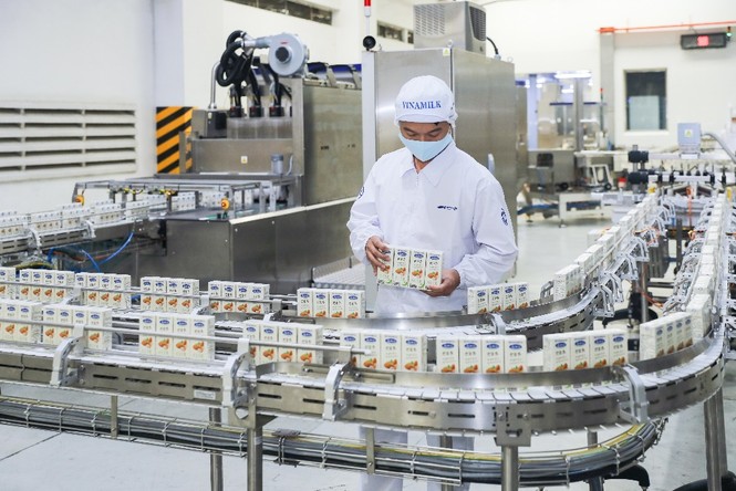 Vinamilk ‘xông đất’ 2021 với lô hàng lớn gồm sữa hạt và sữa đặc xuất khẩu đi Trung Quốc - ảnh 1