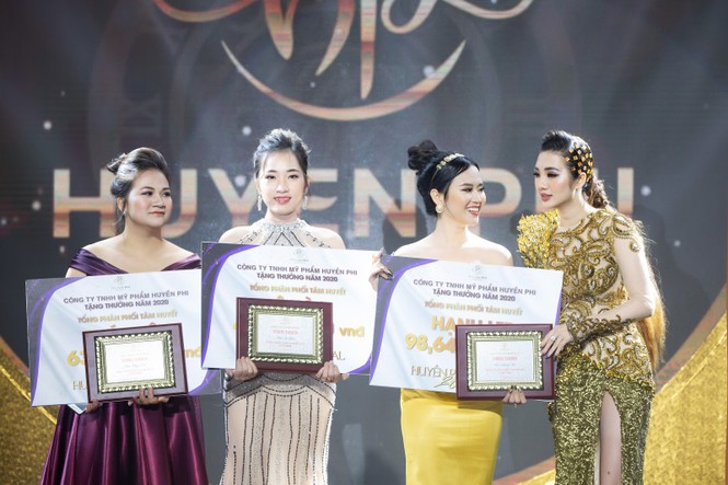'Đêm tiệc Nữ Vương' hoành tráng, quy tụ dàn Tiktoker nổi tiếng và ca sĩ điển trai Quân A.P - ảnh 4