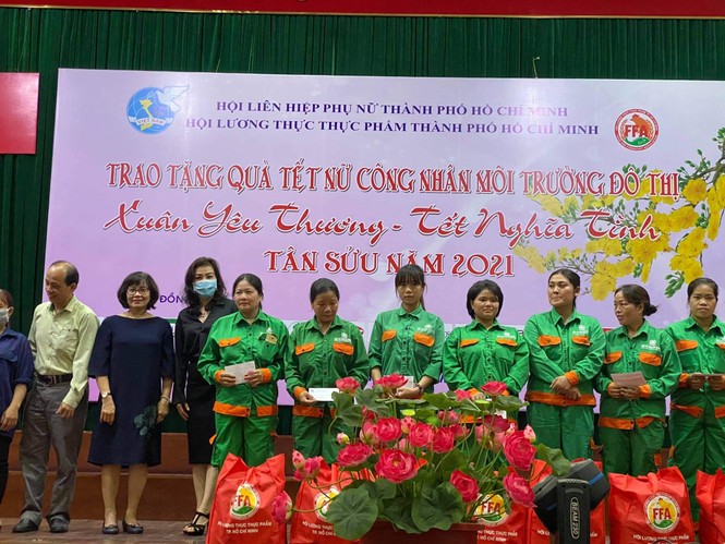 Quà Tết đến với 300 nữ công nhân vệ sinh môi trường TPHCM - ảnh 1