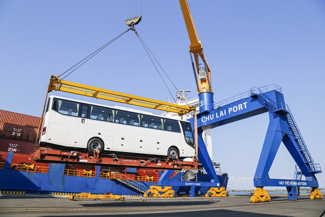 Thaco xuất khẩu hơn 200 ô tô và linh kiện phụ tùng trong ngày ra quân đầu năm Tân Sửu - ảnh 1